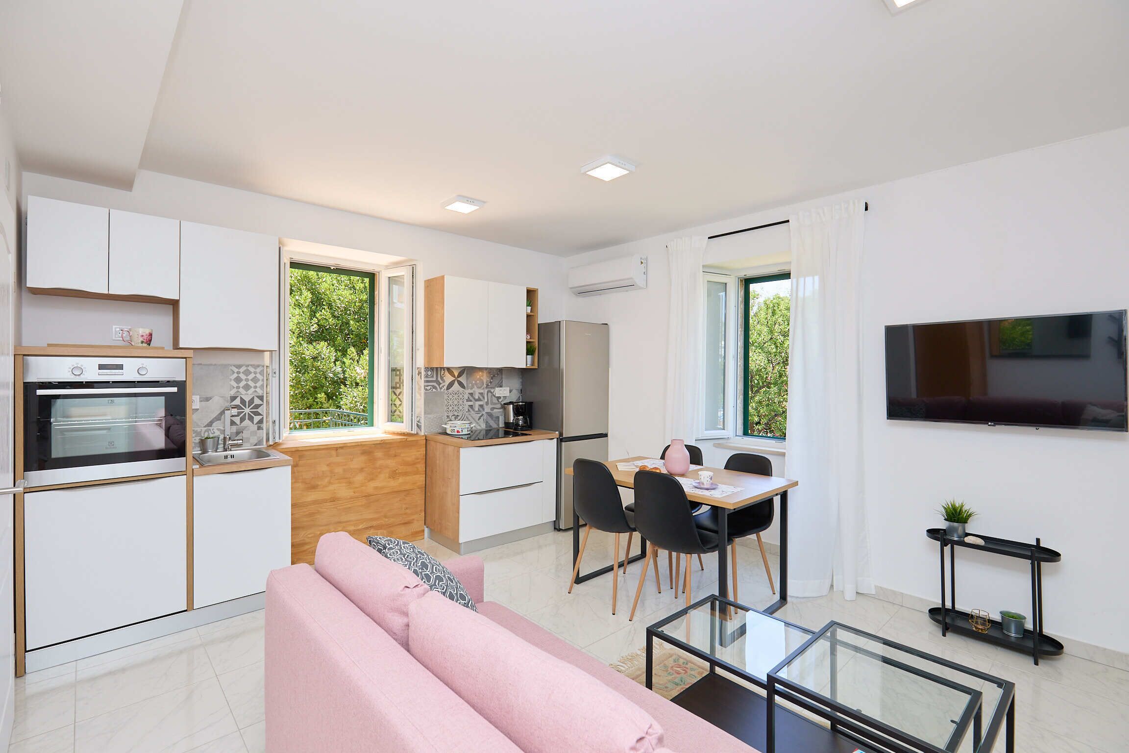 Apartment (1 Bedroom) | Living room | 102-cm flat-screen TV with cable channels, TV