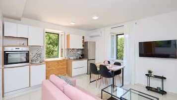 Apartment (1 Bedroom) | Living room | 102-cm flat-screen TV with cable channels, TV