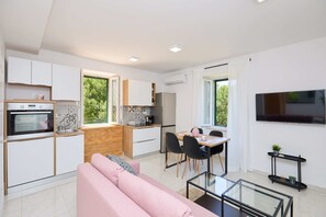 公寓 (1 Bedroom) | 客廳 | 102 厘米平面電視連有線電視頻道、電視