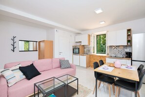 Appartement (1 Bedroom) | Salle de séjour | Téléviseur à écran plat de 102 cm avec télévision par câble, téléviseur