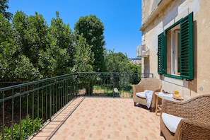 Apartment (1 Bedroom) | Balkon