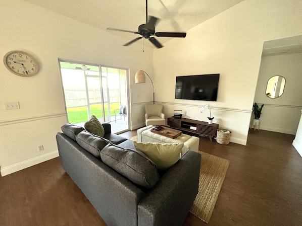 Smart TV - Family-friendly home near Downtown, Stadium, & Beaches. (Jupiter)