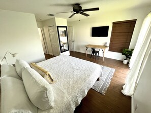 3 habitaciones, escritorio y tabla de planchar con plancha