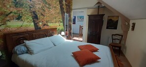 2 bedrooms, desk, iron/ironing board, travel crib