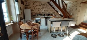 Fridge, microwave, oven, stovetop - Traditional fisherman's house 1 minute's walk from Langle beach in Séné. (Séné)