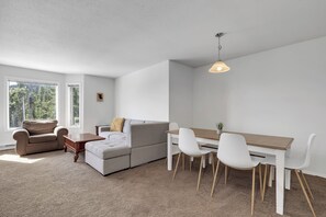 Una Smart TV, una chimenea, videojuegos