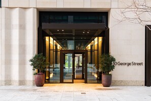 Exterior detail - Stunning two bedroom Docklands apartment with balcony (London)