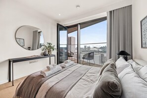 2 bedrooms, desk, iron/ironing board, free WiFi - Stunning two bedroom Docklands apartment with balcony (London)