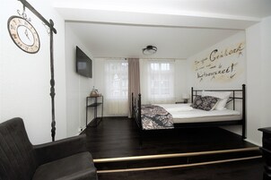 Quarto solteiro básico, para não fumantes | Roupas de cama antialérgicas, espaço de trabalho para notebook