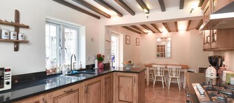 Quaint village period cottage - 10 miles from Oxford