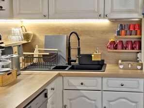Réfrigérateur, micro-ondes, four, plaque de cuisson