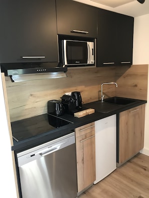 Micro-ondes, lave-vaisselle, cafetière/bouilloire, grille-pain