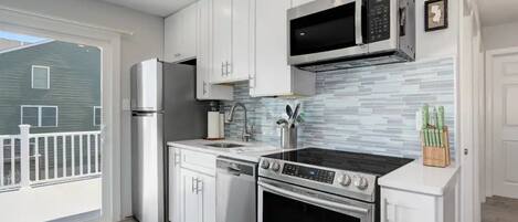 Een koelkast, een microgolfoven, een oven, een kookplaat