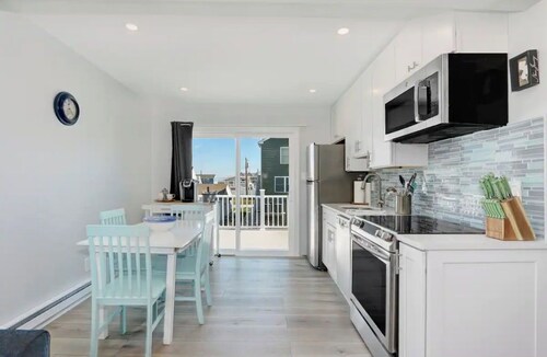 Newly Renovated Condo 2 Bd/1Bth - 1.5 Blocks to Beach