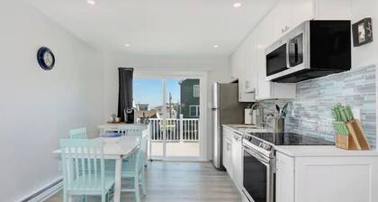 Newly Renovated Condo 2 Bd/1Bth - 1.5 Blocks to Beach