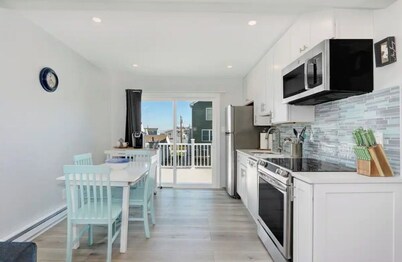 Newly Renovated Condo 2 Bd/1Bth - 1.5 Blocks to Beach