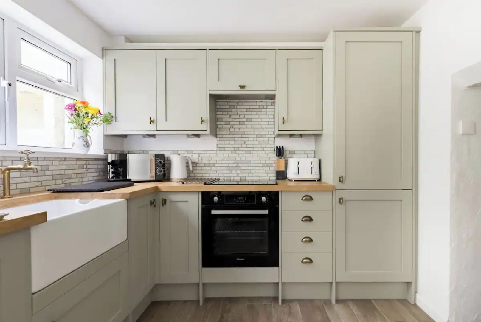 冷蔵庫、電子レンジ、オーブン、コンロ