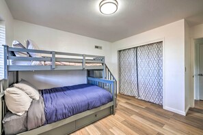 4 Schlafzimmer, Schreibtisch, Bügeleisen/Bügelbrett, WLAN