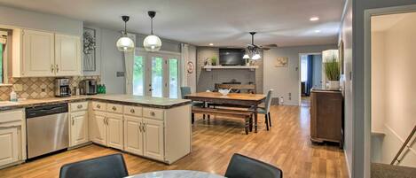 Coffee/tea maker, fridge, microwave, stovetop