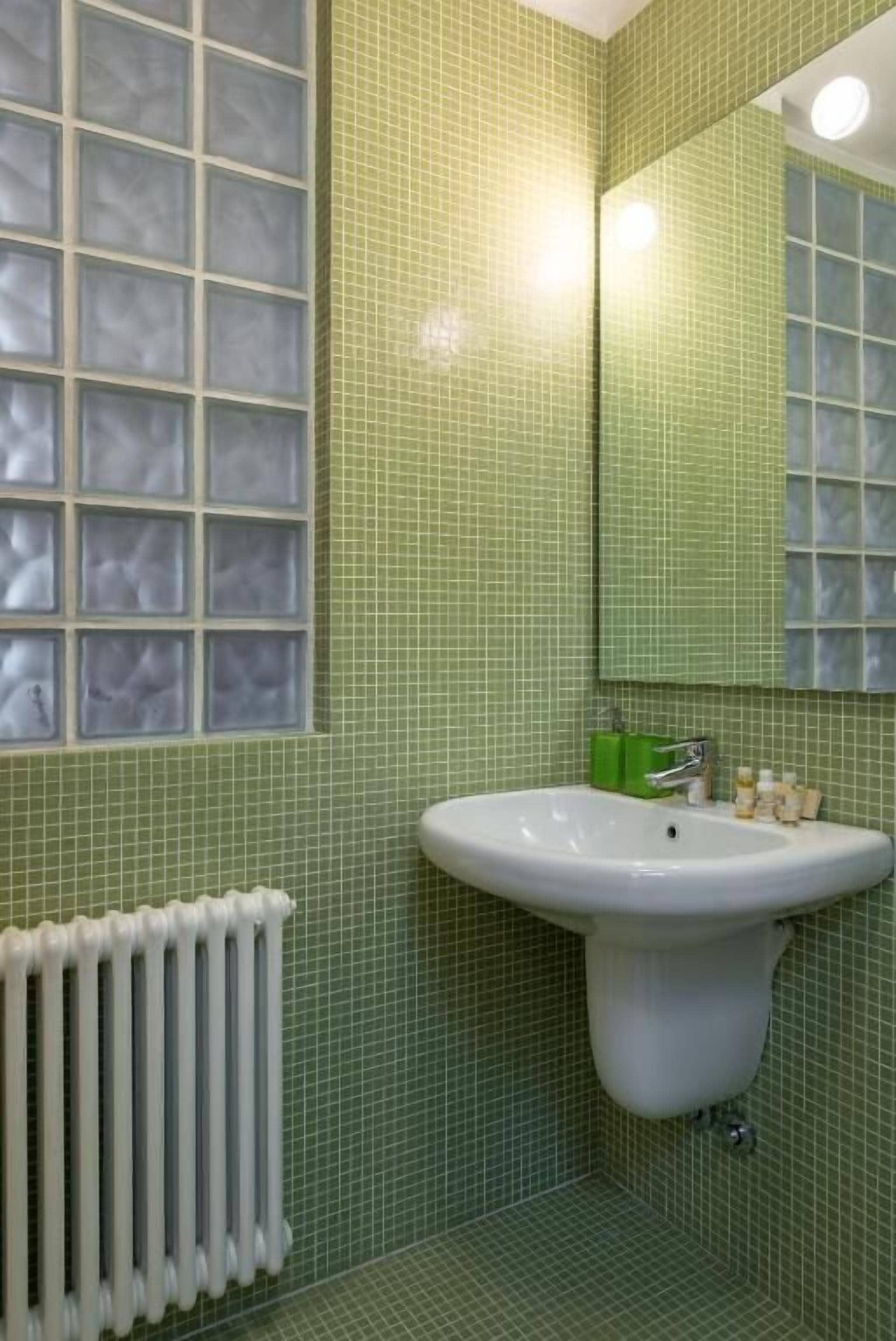 Deluxe Apartment | Bathroom | Free toiletries, hair dryer, bidet, towels
