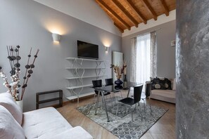 Deluxe Apartment | Living area