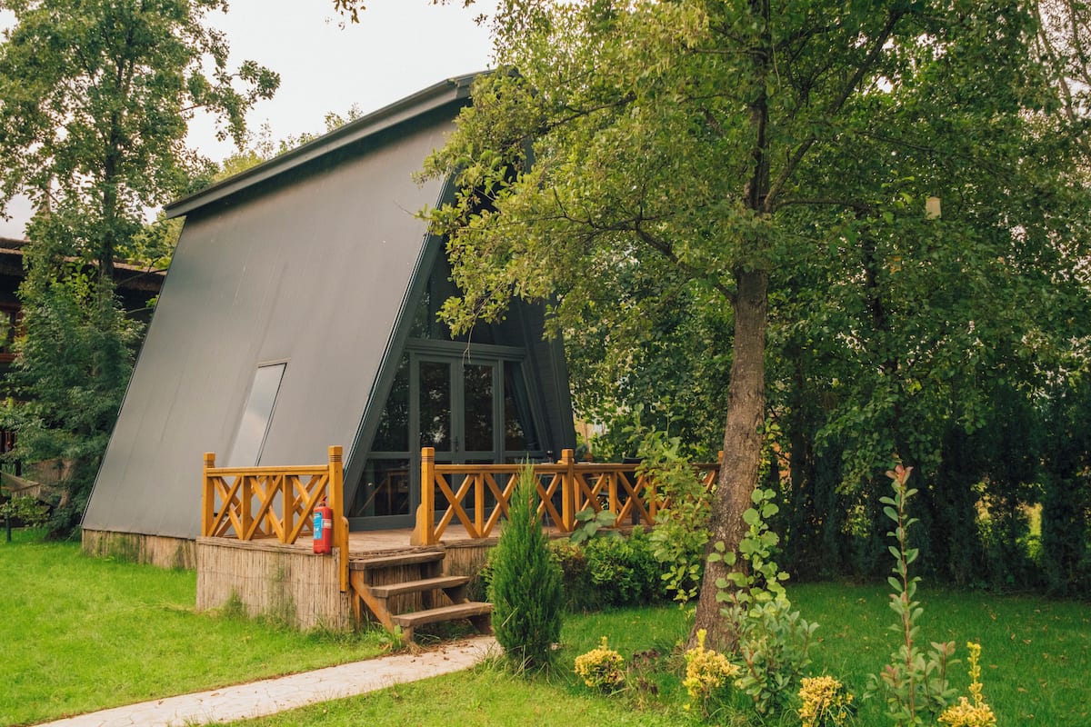 Deluxe Bungalow with Lake View | Sengetøy av topp kvalitet, memory foam-senger, minibar og lydisolert