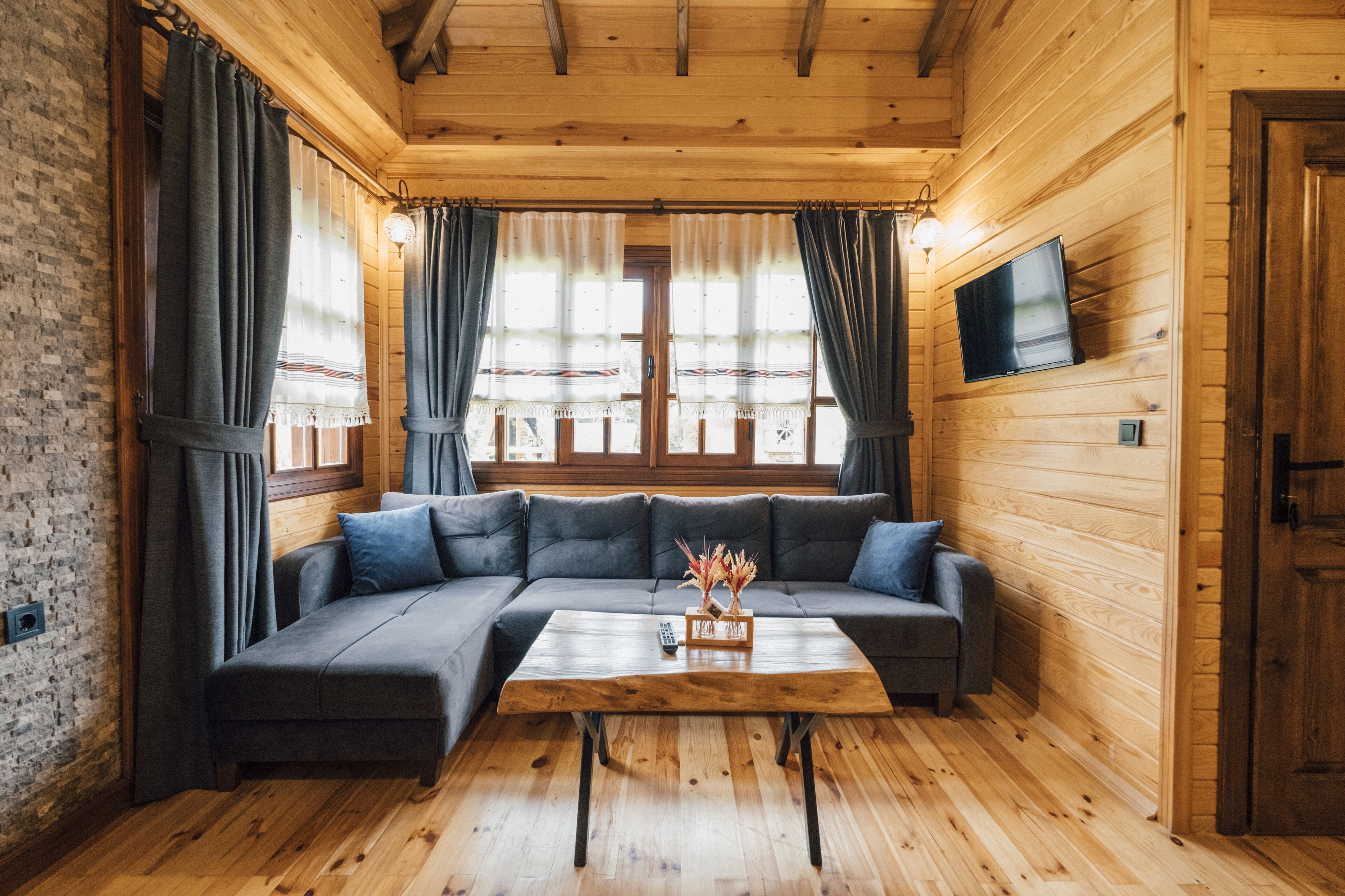 Habitación básica doble, 1 habitación, vista al patio | Área de sala de estar | Televisión LCD y oficina 