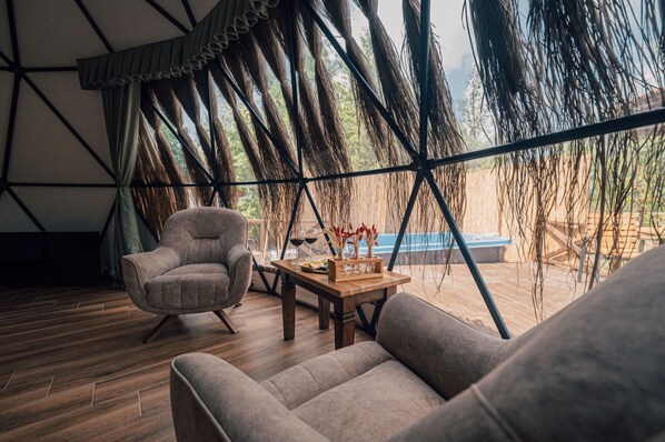 Habitación de diseño doble | Zona de estar | Una televisión LCD, una oficina