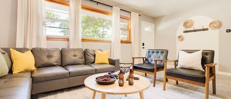 Smart TV, Netflix, Hulu, streaming services