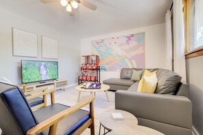 Smart TV, Netflix, Hulu, streaming services