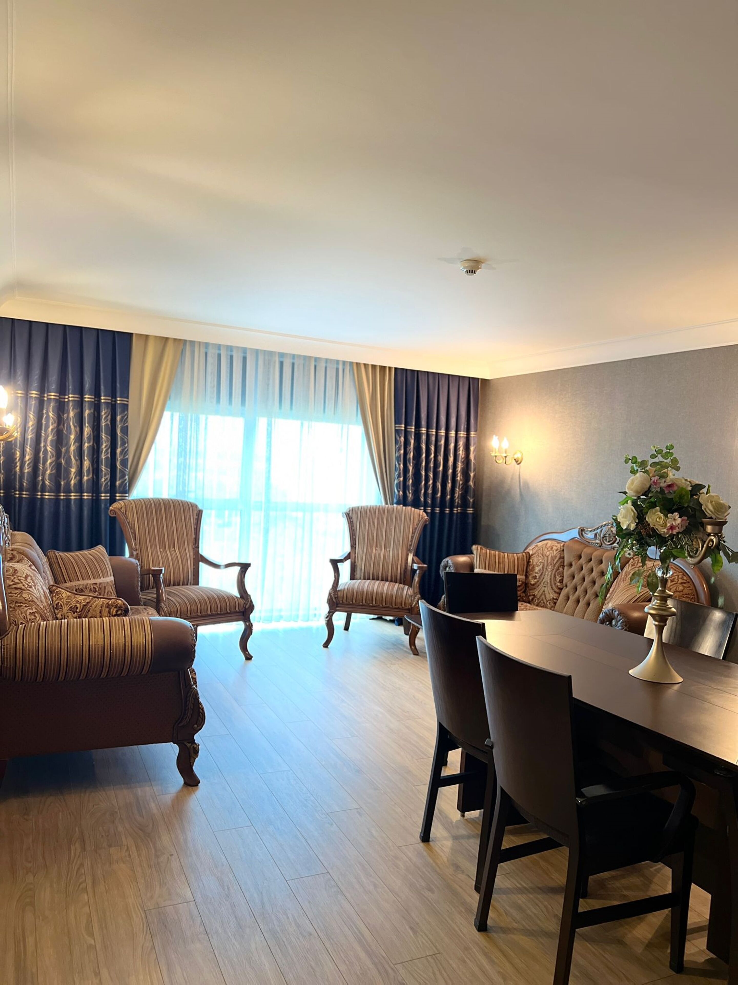 Caja de seguridad en la habitación y espacio para trabajar con laptop 