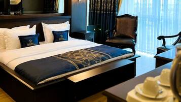 In-room safe, laptop workspace, blackout drapes, iron/ironing board