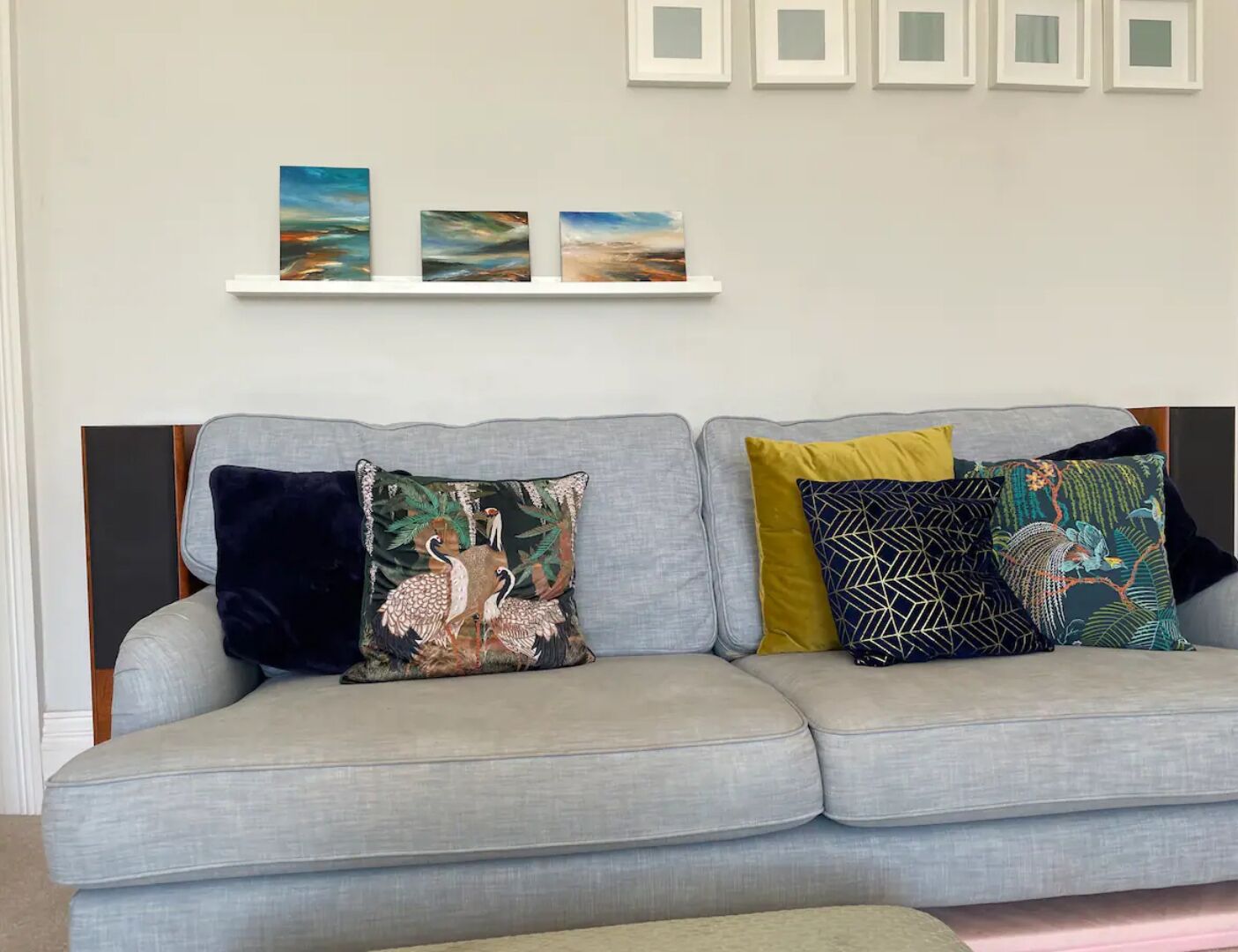 Smart-TV, DVD-spiller, bøker og musikkbibliotek