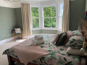 4 bedrooms, iron/ironing board, travel crib, free WiFi - Lovely Victorian Villa in the English Riviera (Paignton)