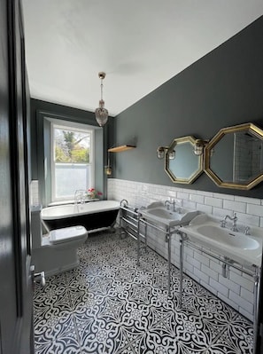 Baignoire, sèche-cheveux, serviettes fournies, papier toilette