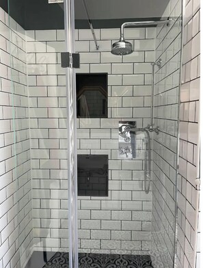 Baignoire, sèche-cheveux, serviettes fournies, papier toilette