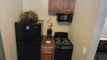 Kühlschrank, Mikrowelle, Herdplatte, Wasserkocher mit Kaffee-/Teezubehör