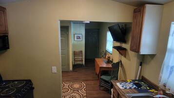 Réfrigérateur, micro-ondes, plaque de cuisson, cafetiÚre/bouilloire