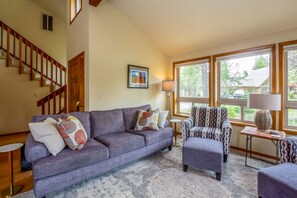 Smart TV, fireplace, DVD player