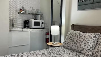 Escriptori, planxa i posts de planxar, wifi gratuïta i roba de llit