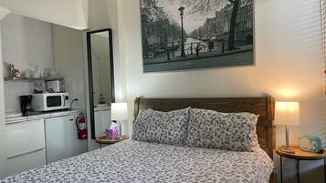 Skrivbord, strykjÀrn/strykbrÀda, gratis wi-fi och sÀngklÀder