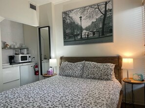 Desk, iron/ironing board, free WiFi, bed sheets - Private Entrance,  walking distance to St George with many tourist attractions (St. Augustine)