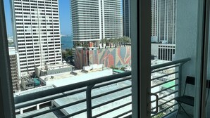 A balcony with a view of high-rise buildings and a clear sky. - Fully Equipped Modern Loft in the Heart of Miami (Miami)