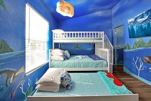 3 habitaciones, tabla de planchar con plancha y cuna de viaje 