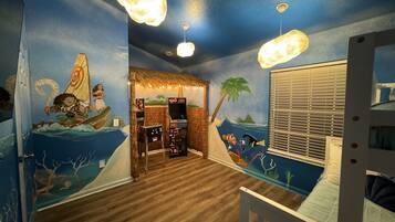 3 kamar tidur, setrika/meja setrika, tempat tidur bayi, dan Wi-Fi