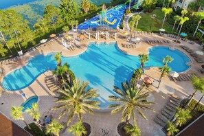 Un complexe hôtelier doté de plusieurs piscines, de palmiers et d’espaces de détente.