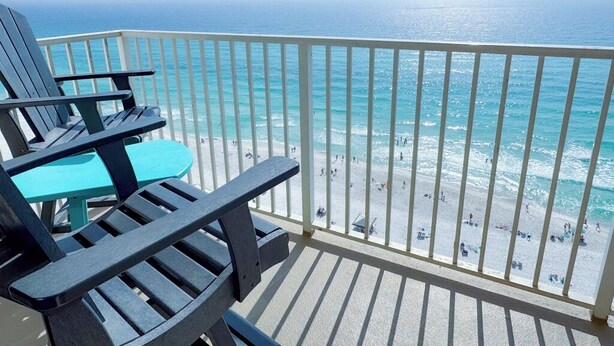 Un balcone con vista sull'oceano e sulla spiaggia.