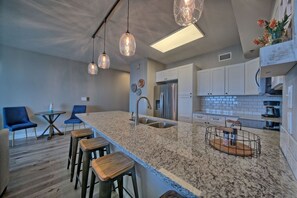 Réfrigérateur, four à micro-ondes, un four, surface de cuisson