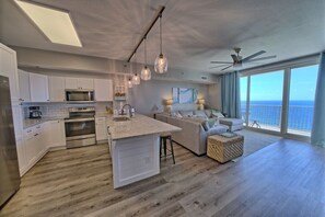 Réfrigérateur, four à micro-ondes, un four, surface de cuisson