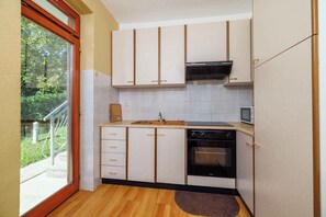 Fridge, oven, stovetop, cookware/dishes/utensils